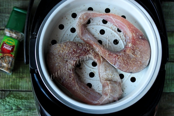 Стейки толстолобика в мультиварке