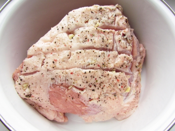 Свинина нашпигованная чесноком