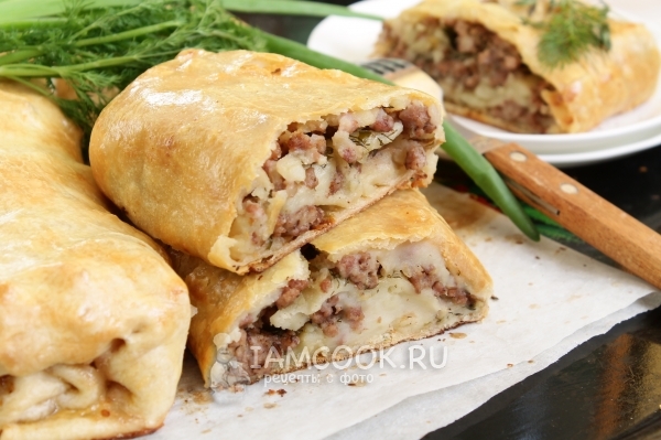 Готовый штрудель с мясом и картошкой