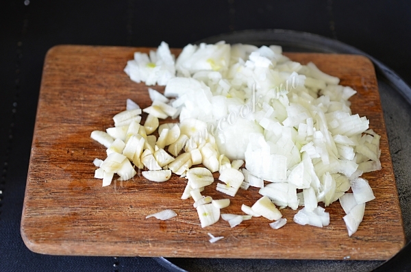 Порубленный лук и чеснок