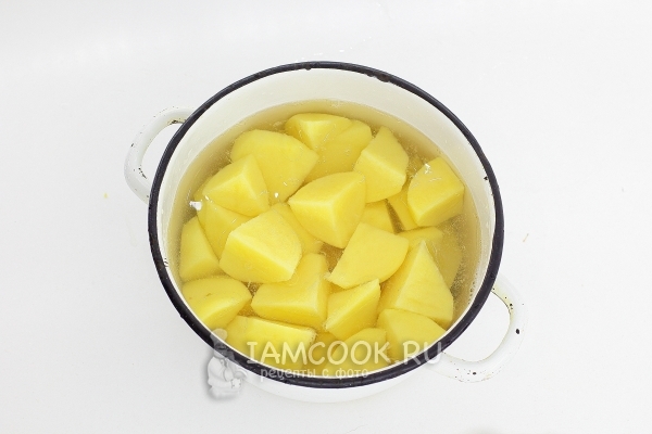 Положить картофель в кастрюлю с водой