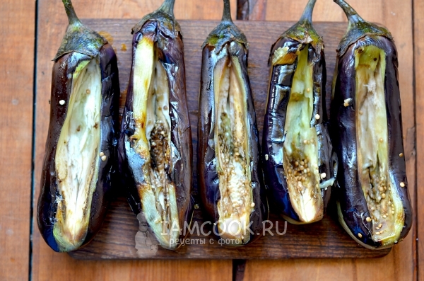 Сделать надрезы на баклажанах