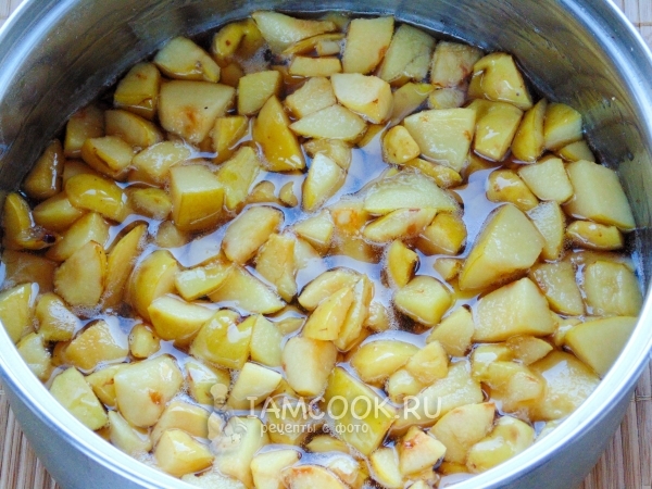 Положить в сироп кусочки айвы