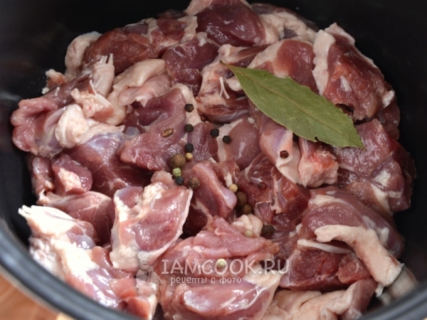 Положить к мясу перец и лавровый лист