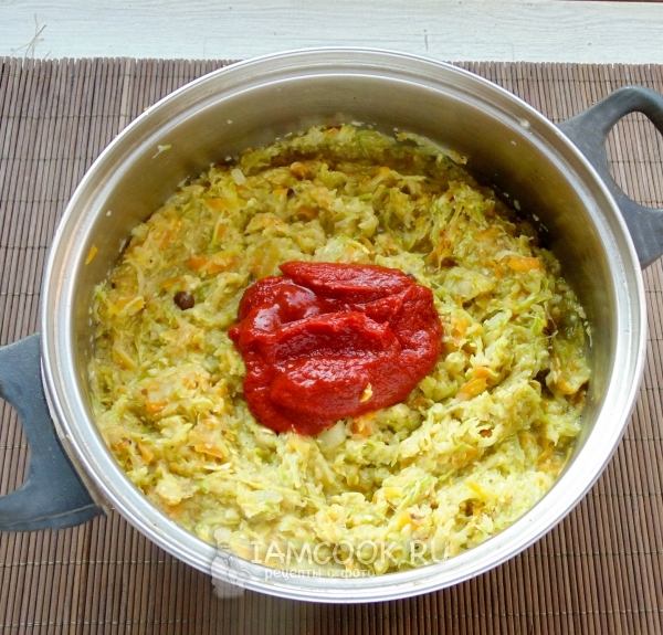 Положить томатную пасту