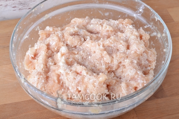 Размешать творог с фаршем