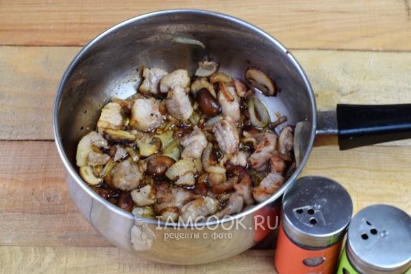Обжарить мясо с грибами и луком