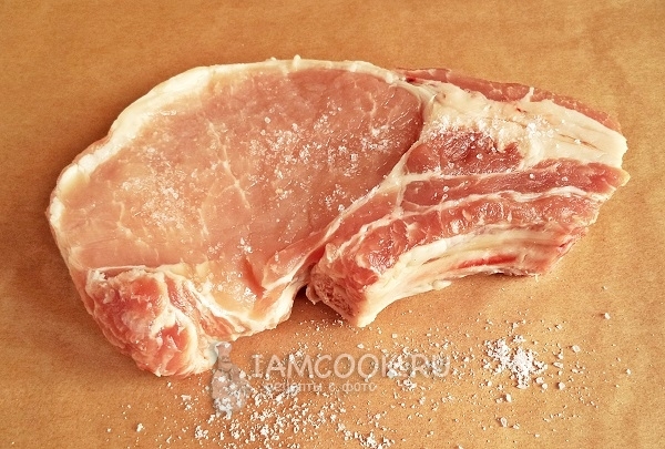 Посолить стейк