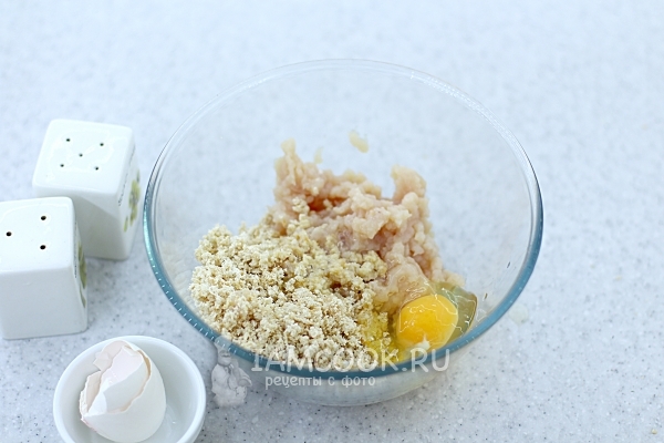 Смешать ингредиенты для клецок