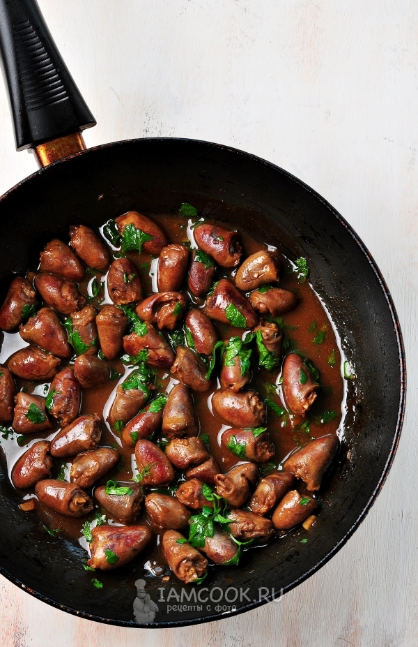 Положить петрушку к сердечкам