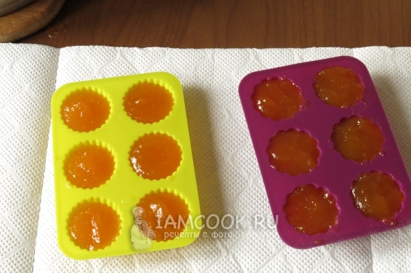Разлить тыквенное пюре в формочки