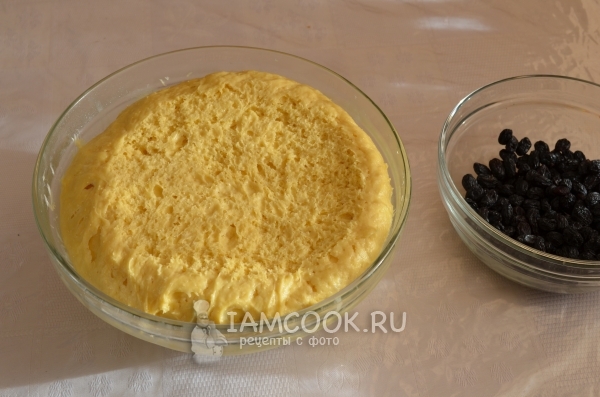Подошедшее тесто и изюм