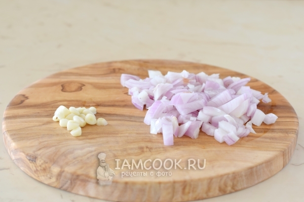 Порезать лук и чеснок
