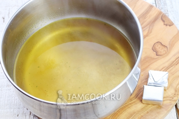 Положить в воду бульонные кубики
