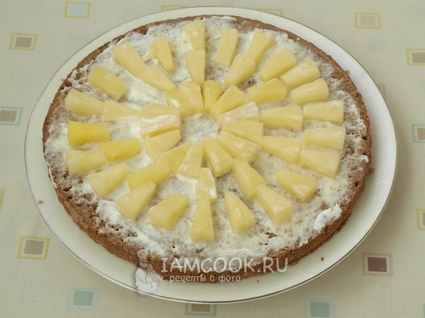 Бисквит смазать кремом и выложить ананас