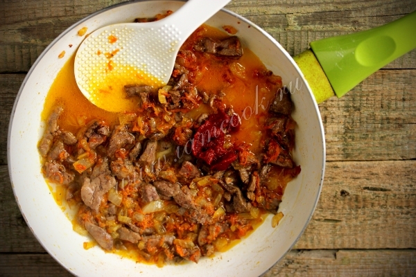 Влить горячую воду, добавить томатную пасту