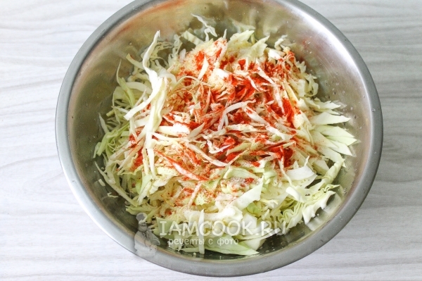 Посыпать капусту приправой