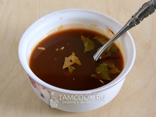 Влить уксус и гранатовый сок