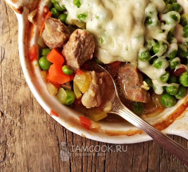 Готовая свинина с овощами в горшочках в духовке