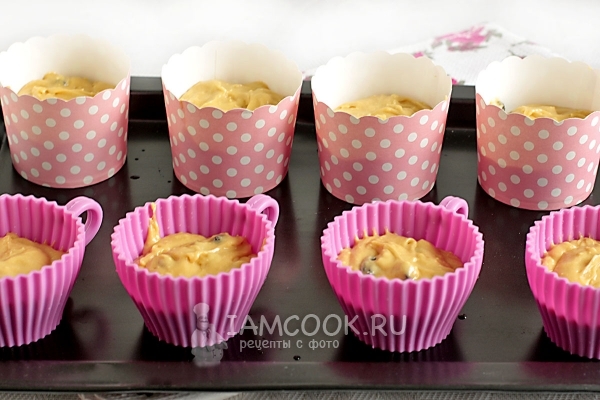 Переложить тесто в формочки