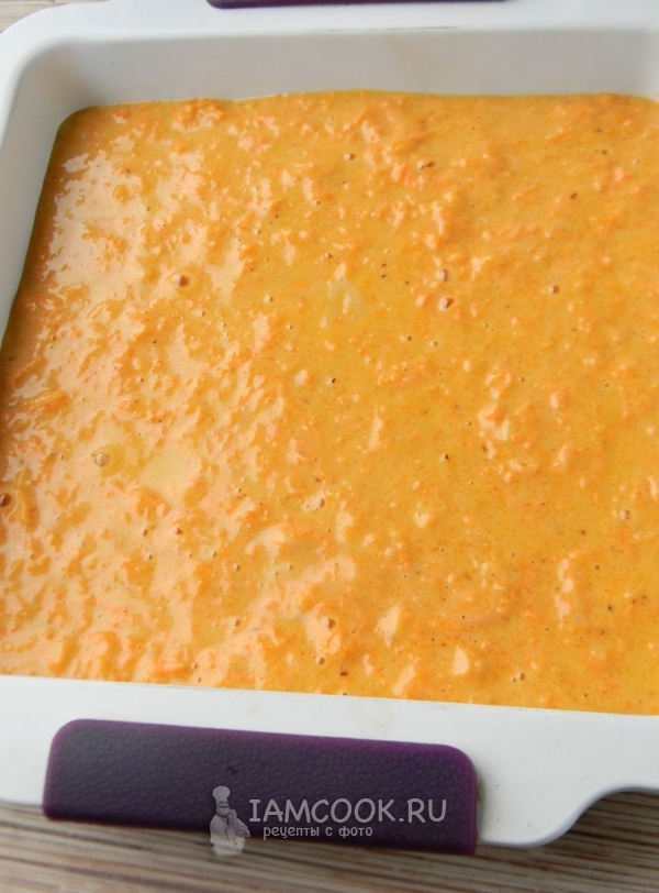 Переложить тесто в форму