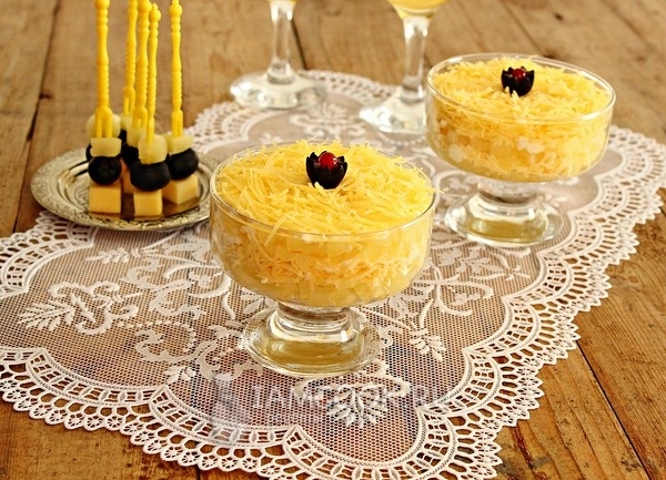 Готовый салат с ананасом и сыром