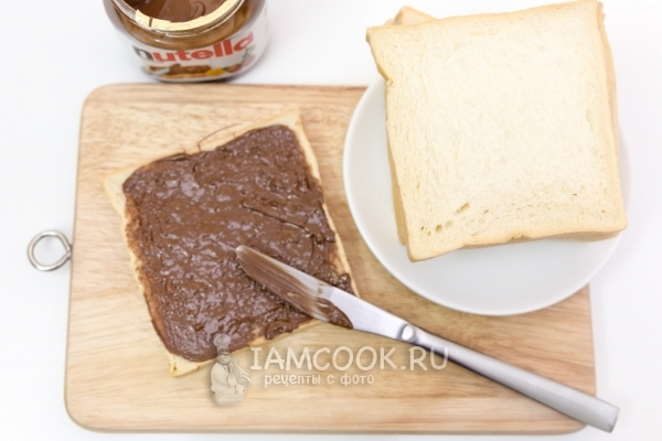 Намазать хлеб шоколадной пастой