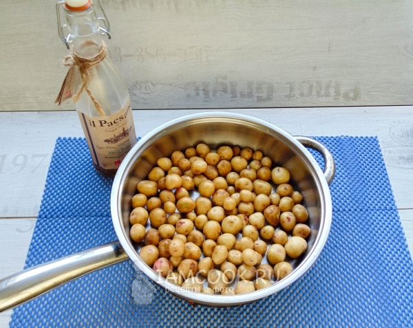 Положить картофель в сковороду