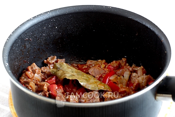 Добавить томатную пасту, сахар и лавровый лист