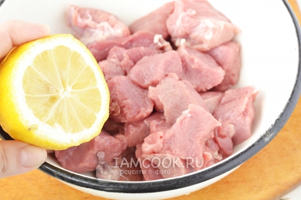 Выдавить лимонный сок