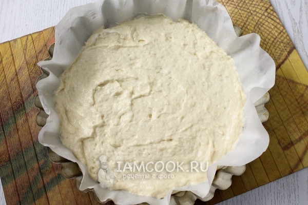 Переложить тесто в форму