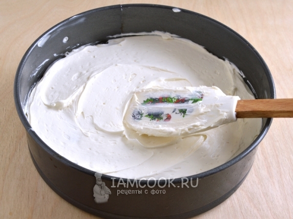 Выложить в форму печенье и крем