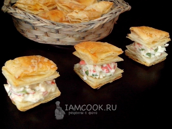 Фото закусочных слоек с крабовым мясом, сливочным сыром и зеленью