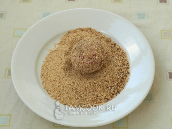 Обвалять шарики из фарша в сухарях