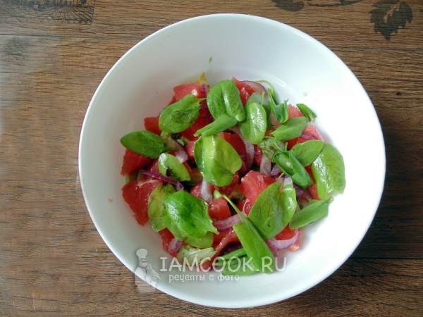 Положить лук и зелень