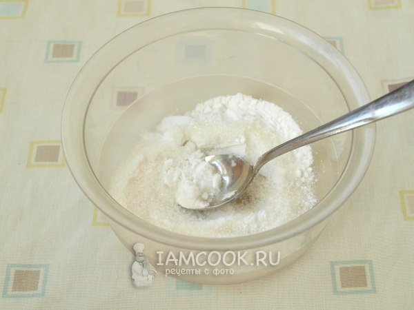 Размешать крахмал с сахаром