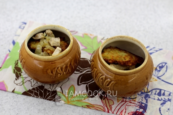 Положить в горшочек мясо и драники