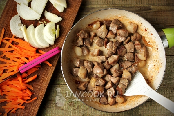 Обжарить мясо и порезать овощи