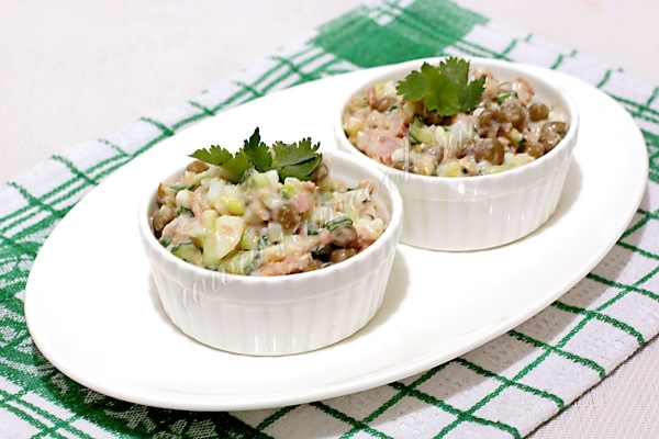 Выложить салат в салатники