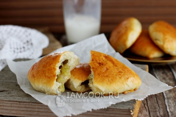 Готовые пирожки с ревенем