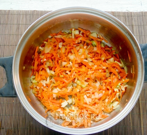 Обжарить лук и морковь