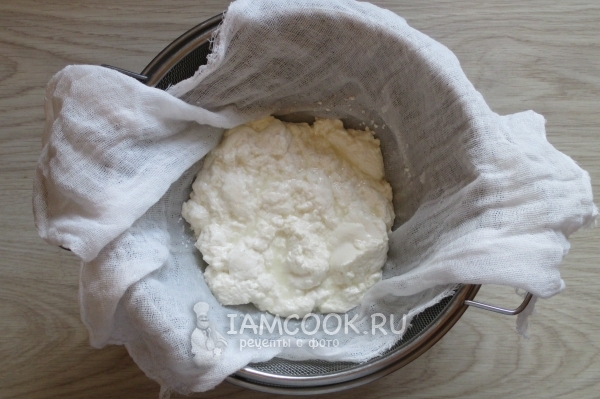 Процедить массу через марлю