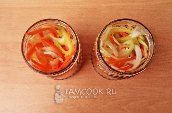 Уложить овощи в банки