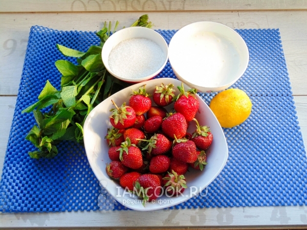 Ингредиенты для клубничного мороженого из сметаны