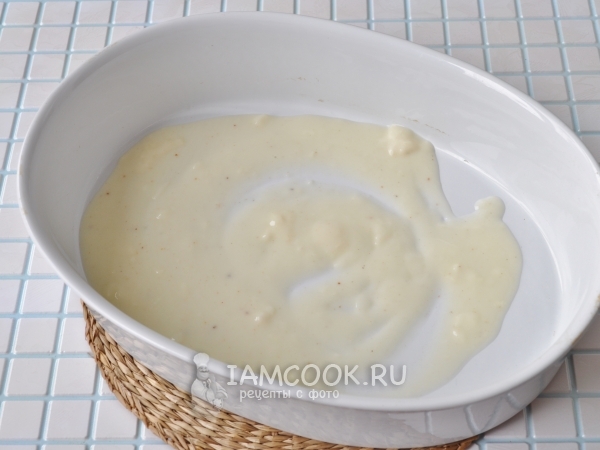 Положить в форму соус