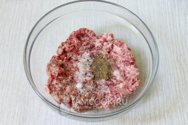Всыпать в фарш соль и перец