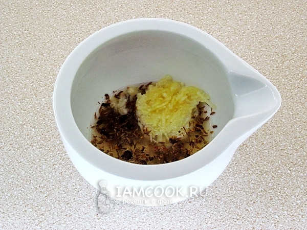 Добавить чеснок и лимонный сок