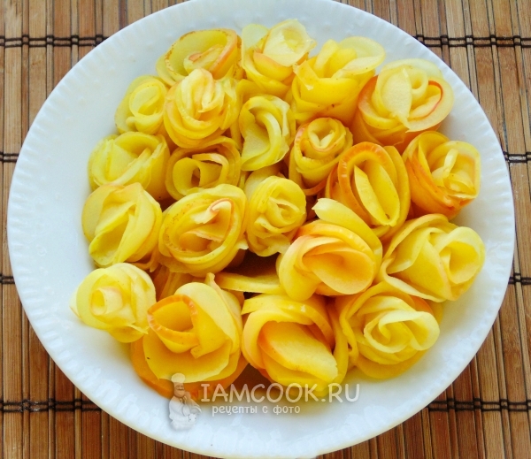 Сформировать из яблок розочки