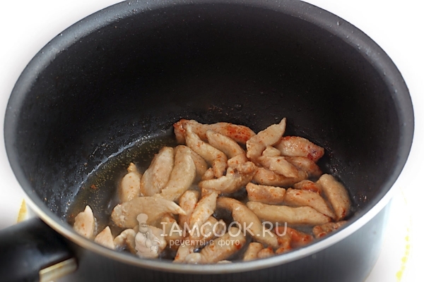 Обжарить мясо