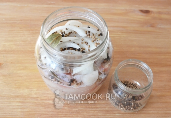 Положить перец и лавровый лист